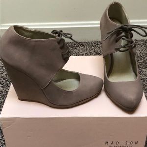 New w/box wedge shoe.